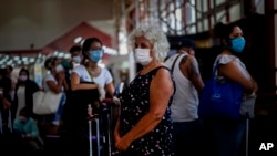 Turistas en el aeropuerto José Martí el pasado 23 de marzo de 2020. AP Photo/Ramon Espinosa