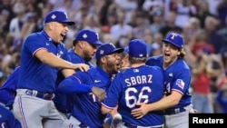 Los Rangers celebran la victoria. (Matt Kartozian-USA TODAY Sports)