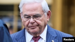 El senador estadounidense Bob Menendez fue declarado culpable de varios cargos, incluido el de aceptar sobornos en oro y dinero en efectivo de tres empresarios de Nueva Jersey, y de actuar como agente del gobierno egipcio.