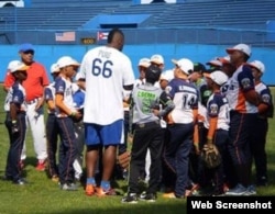 Yasiel Puig, de los Dodgers, durante una clínica de béisbol para niños en Cuba.