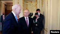 El presidente de Estados Unidos, Joe Biden, y el presidente de Rusia, Vladimir Putin, se reúnen para la cumbre entre Estados Unidos y Rusia en Villa La Grange en Ginebra, Suiza, el 16 de junio de 2021. (Sputnik / Mikhail Metzel / Pool vía REUTERS).