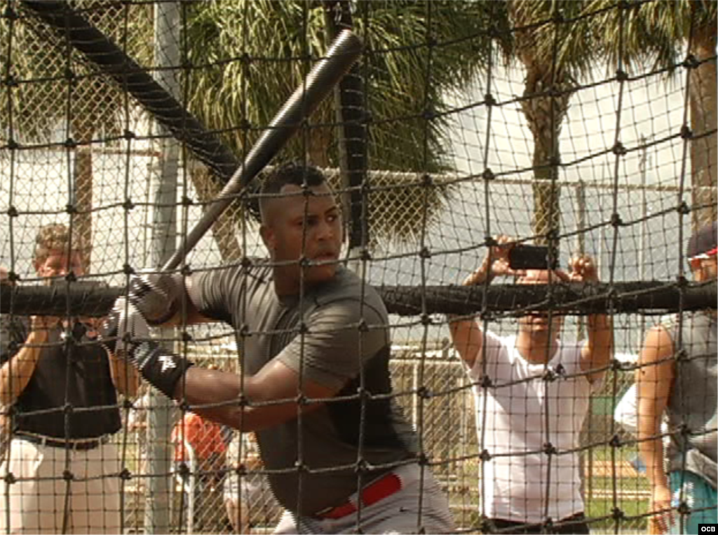 Yozzen Cuesta, ex primera base de Ciego de Ávila, practicó en el cajón de bateo del estadio Roger Dean, en Júpiter, Florida.