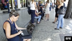 na mujer navega en la internet en su portátil hoy, viernes 3 de julio del 2015, en una de las zonas habilitadas con Wifi en La Habana (Cuba).