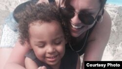 Justine Davis y su hijo de 3 años, Cameron, estaban de vacaciones en Cuba, donde ocurrió el accidente. 