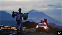 Un migrante en una carretera de Huixtla, Chiapas, México, el 9 de junio de 2022. (AP Photo/Marco Ugarte, File).