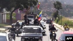 Colectivos recorren las calles de Caracas ondeando una bandera cubana. Tomado de un video de AFP