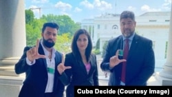 De izquierda a derecha, el músico Jen Carlos Canela, la coordinadora de Cuba Decide, Rosa María Payá, y el director de Center for a Free Cuba, John Suárez. Los tres se reunieron en la Casa Blanca el 27 de julio de 2021.