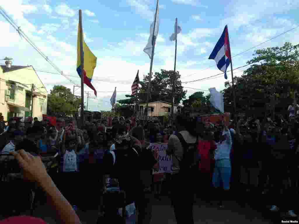 Colombianos y cubanos protestan en Turbo contra las deportaciones. Foto Cortesía de Pachy Pachy por vía Facebook.