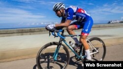 El ciclista extremo austríaco Jacob Zurl.