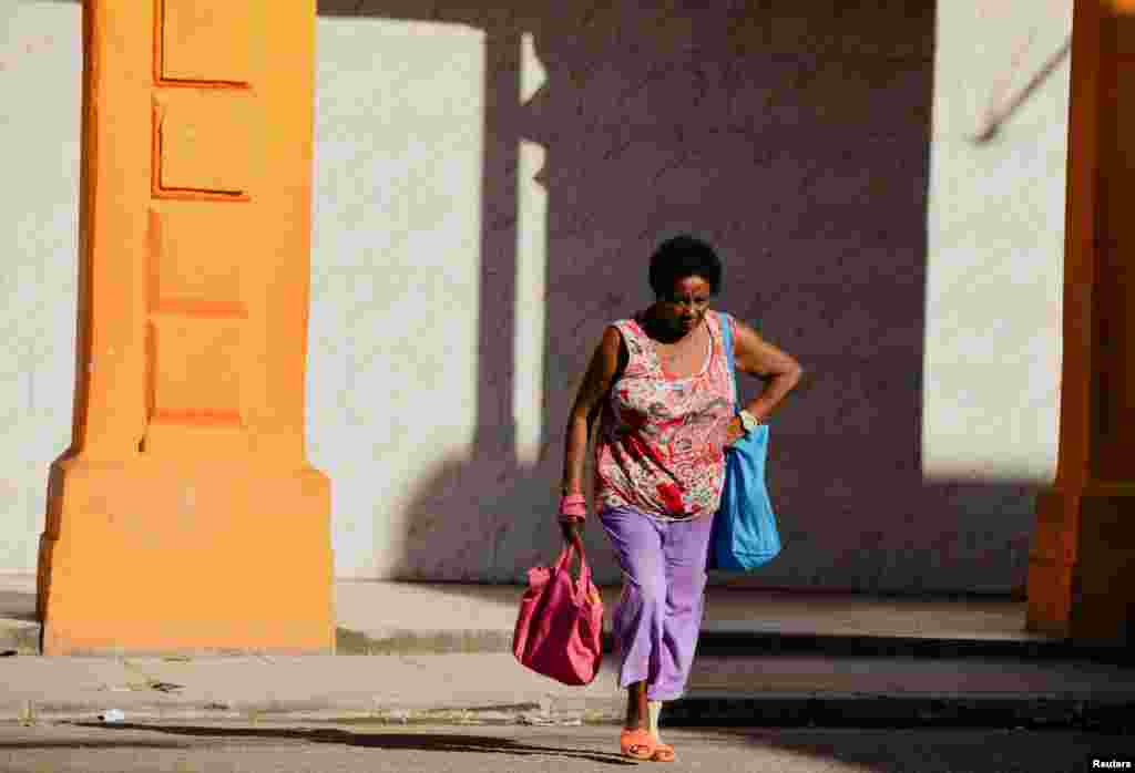 Una mujer cruza una calle, en La Habana, Cuba, 4 de septiembre de 2024. REUTERS/Norlys Pérez