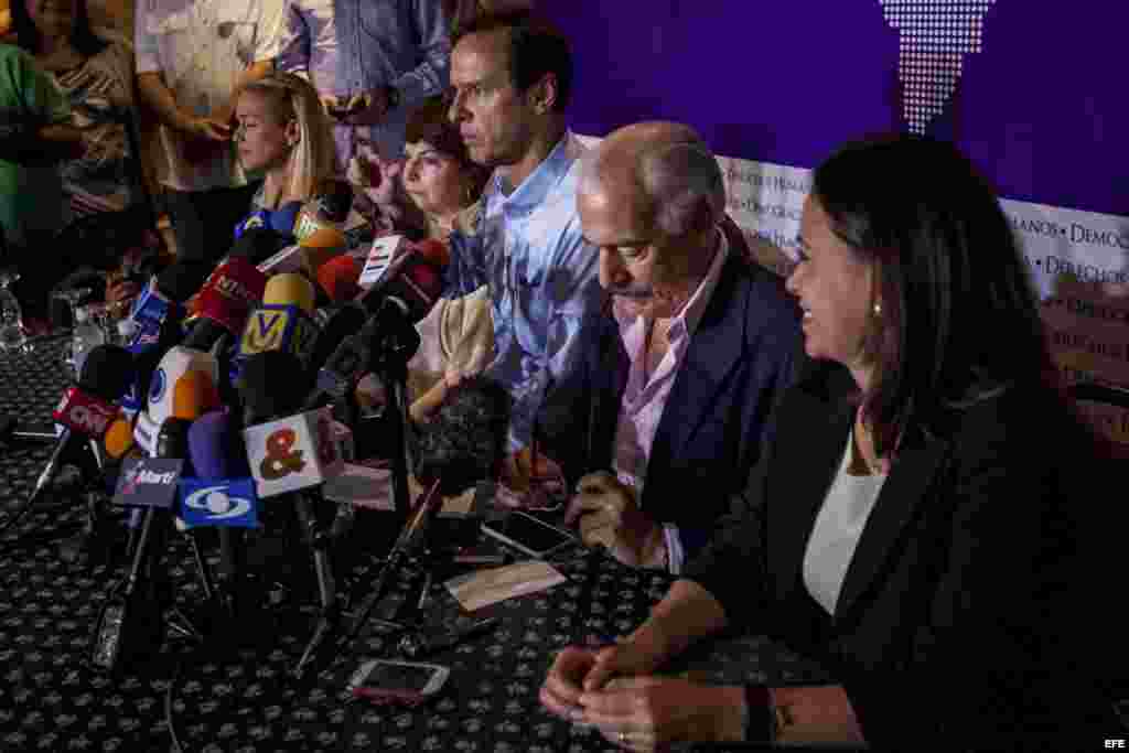 De izquierda a derecha, la esposa del líder político opositor Leopoldo López, Lilian Tintori; la esposa del alcalde mayor de Caracas Antonio Ledezma, Mitzi Capriles; el expresidente de Bolivia, Jorge Quiroga; el expresidente de Colombia, Andrés Pastrana; y la dirigente política venezolana María Corina Machado