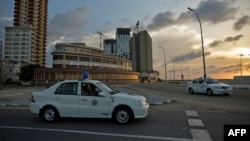 Patrullas en la ciudad de La Habana. (Yamil Lage / AFP).