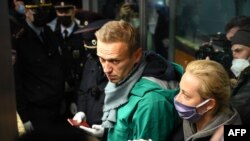 Alexey Navalny y su esposa Yulia momentos antes de ser detenido a su llegada a Moscú el 17 de enero de 2021. (Kirill Kudryavtsev/AFP).