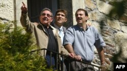 El general Raúl Castro, su nieto Raúl Guillermo centro y su hijo Alejandro Castro, en Lancara, Galicia.