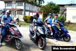 Jóvenes en motorinas.