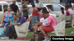 Usuarios conectados a la señal de Wi-Fi en el parque Mónaco, en La Habana. Foto: Anddy Sierra.