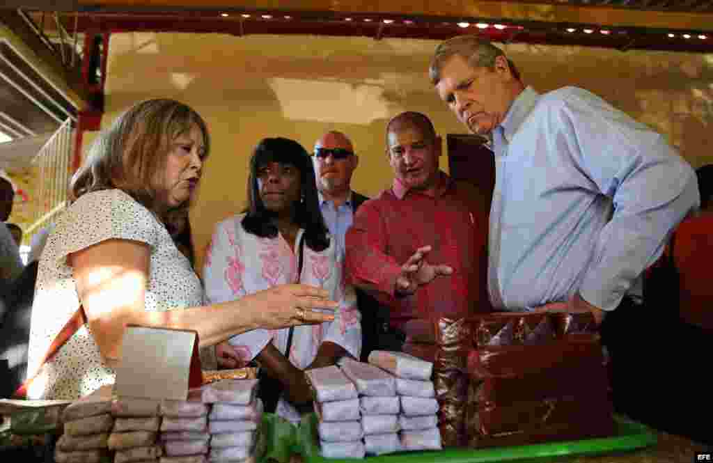 El secretario de Agricultura de Estados Unidos, Thomas Vilsack, conversa con comerciantes durante una visita a un mercado agropecuario hoy, viernes 13 de noviembre de 2015, en La Habana (Cuba). Vilsack cierra hoy su primera visita oficial a Cuba para prom