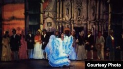 Marta Pérez, en una escena de la zarzuela "Cecilia Valdés", en la Plaza de la Catedral diseñada por Demetrio Menéndez en 1970. Miami-Dade County Auditorium.