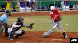 Javier Domínguez de Panamá toca la bola durante un encuentro contra Colombia. (Archivo)