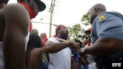 El capitán Ron Johnson (dcha), de la policía de Misuri, escucha las protestas de los manifestantes sobre la muerte del joven Michael Brown en Ferguson, Misuri, (Estados Unidos).