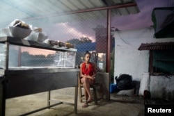 Una cuentapropista vende alimentos en una cafetería privada de La Habana. REUTERS/Alexandre Meneghini