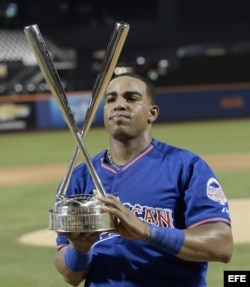 Yoenis Cespedes, de Atléticos, sostiene el trofeo después de ganar el Clásico de Cuadrangulares de las Estrellas de la MLB.