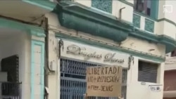 Joven con cartel se manifiesta en el bulevar de San Rafael