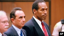 O.J. Simpson escucha de pie a la juez municipal Kathleen Kennedy-Powell mientras lee su decisión de aplazar su juicio para el 8 de julio de 1994, en relación con los asesinatos el 12 de junio de su ex esposa Nicole Brown Simpson y Ronald Goldman.