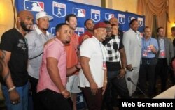 Delegación de Grandes Ligas que incluye a los cubanos Alexéi Ramírez, José Abreu, Brayan Peña y Yasiel Puig posa para la prensa en el Salón Vedado del Hotel Nacional en La Habana, Cuba.