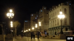  Vista nocturna de del Paseo del Prado en La Habana, Cuba.