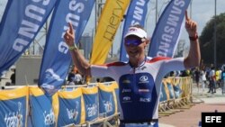 El checo Peter Vabrousek celebra tras ganar la medalla de bronce en el triatlón de La Habana el 13 de febrero de 2016.