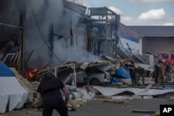 Los equipos de emergencia buscan víctimas después de que un misil ruso impactara un supermercado en Kostiantynivka, región de Donetsk, Ucrania, el viernes 9 de agosto de 2024. (Foto AP/Iryna Rybakova)