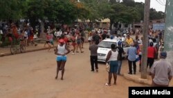 Momento en que los opositores son detenidos, durante la manifestación del 11 de julio, en Carlos Rojas, Jovellanos, en la provincia de Matanzas. (Foto: Facebook/Sindy San Miguel)