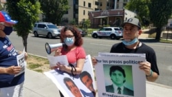 Lectura de misiva ante la Embajada de Cuba en DC./ Cortesía de Andrés Martinez.