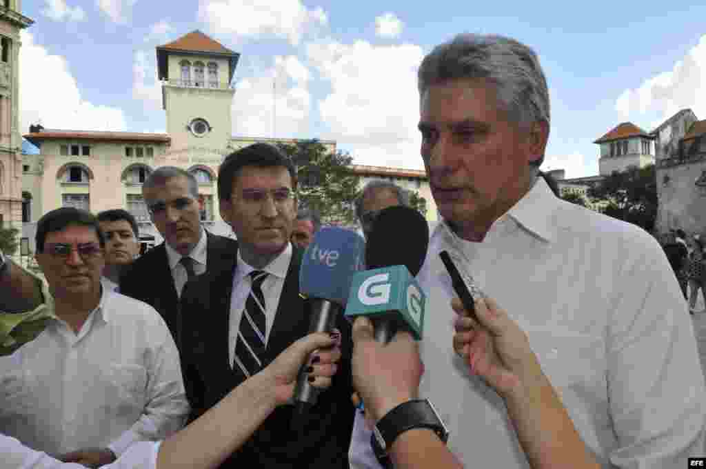 El vicepresidente cubano Miguel Díaz-Canel (d) conversa con periodistas junto al presidente del gobierno regional de Galicia, Alberto Núñez Feijóo (c), y el canciller cubano Bruno Rodrigues Parrilla (i), durante un pequeño recorrido por La Habana Vieja an