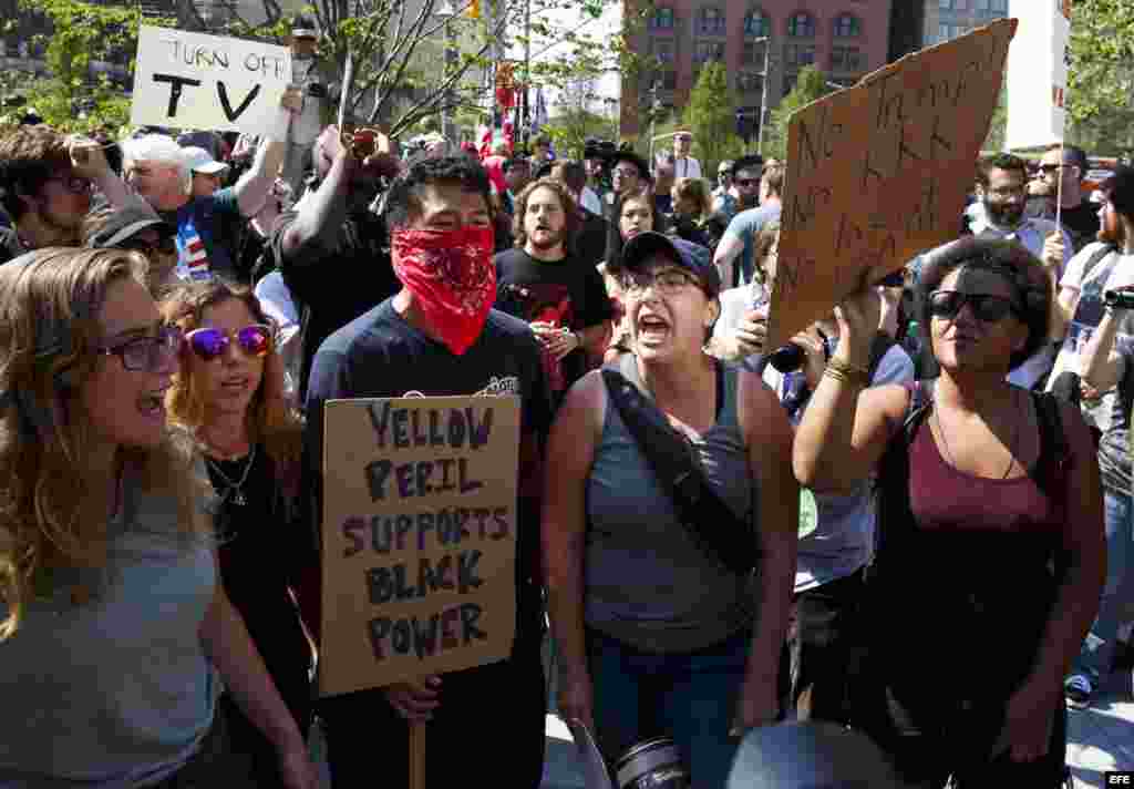 Personas protestan en cercanías al Quicken Loans Arena, donde se realiza la Convención Republicana 2016