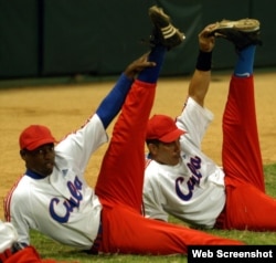 Peloteros cubanos entrenan en el Latinoamericano. Foto archivo.