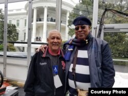 "Lo que Dios juntó, no lo separen los 'inhumanos'", escribió Paquito D' Rivera después de publicar en Facebook esta foto con Chucho Valdés tomada frente a la Casa Blanca.(FB D' Rivera)