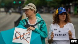 Opositores venezolanos cierran calles en protesta a la Constituyente.