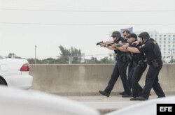 Varios policías detienen un auto en las inmediaciones del aeropuerto de Fort Lauderdale, Florida.