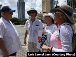 El embajador Otto Reich en la protesta de este sábado