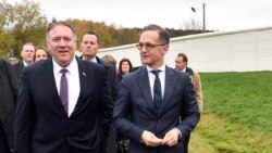 El ministro de Relaciones Exteriores alemán, Heiko Maas y el secretario de Estado de Estados Unidos, Mike Pompeo, caminan por los restos del Muro de Berlín en un sitio conmemorativo durante su visita a la aldea alemana de Moedlareuth