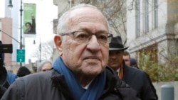 El abogado Alan Dershowitz abandona la corte federal en Nueva York en diciembre del 2019. (Foto AP)