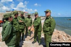 General de Cuerpo de Ejército Ramón Espinosa, (2do de derecha a izq), viceministro de las FAR, jefe de la Región Estratégica Oriental.