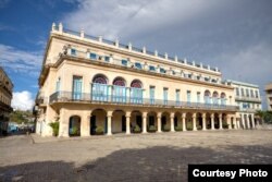 Fachada del Hotel Santa Isabel en la Plaza de Armas de La Habana