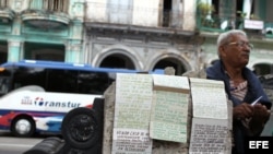 Un hombre anuncia la venta de varias viviendas en La Habana, Cuba.