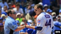 Anthony Rizzo (d) de los Cachorros de Chicago habla con el árbitro Marty Foster (i).