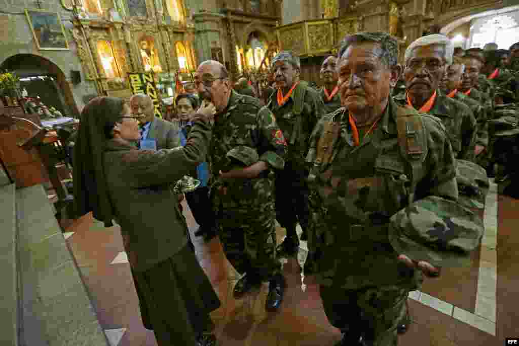 Soldados bolivianos que vencieron al "Che" Guevara conmemoran a sus caídos