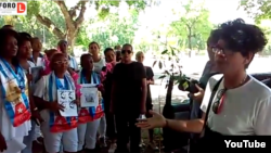 Gorki Águila canta a las Damas de Blanco una canción que escribió en su honor. 