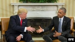 El presidente de los Estados Unidos, Barack Obama (d) junto con el presidente electo Donald Trump (i) al final de su encuentro en el despacho oval en la Casa Blanca el 10 de noviembre de 2016. 